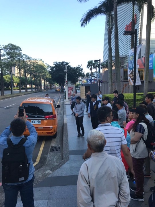 中市公車停靠區科技執法獲肯定 台南市政府特地率民眾觀摩。(特派員林惠貞翻攝)