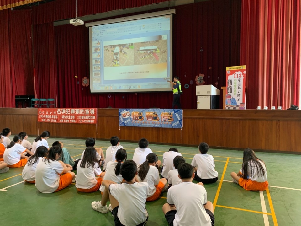 中市警深耕校園 宣導「交安、婦安、反性侵」。(特派員孫崇文翻攝)