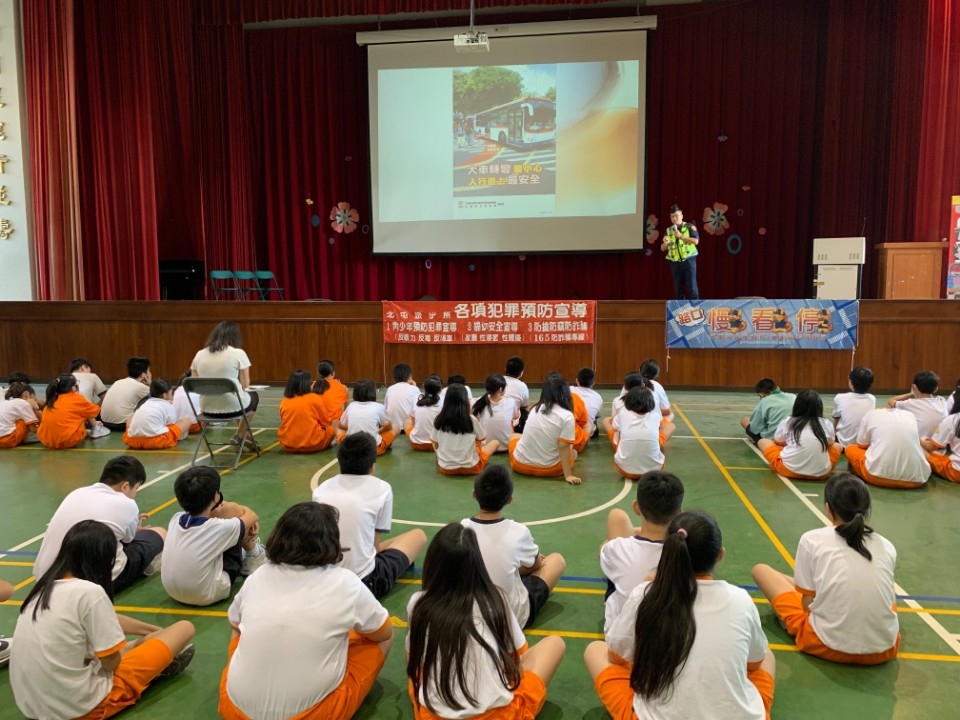 中市警深耕校園 宣導「交安、婦安、反性侵」。(特派員孫崇文翻攝)