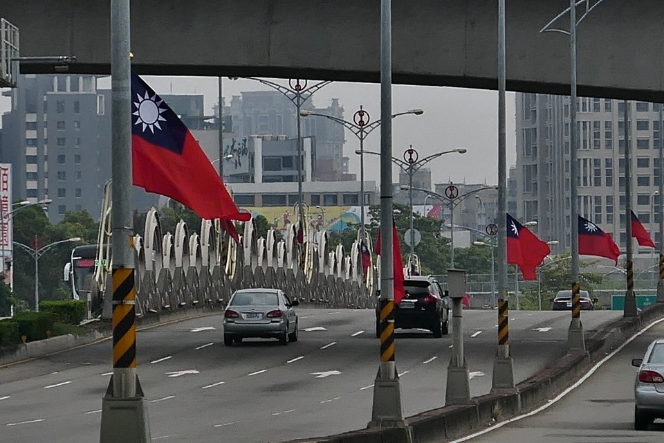 即日起至10月25日止台中市重要道路及人行陸橋將插掛國旗。(記者白信東翻攝)