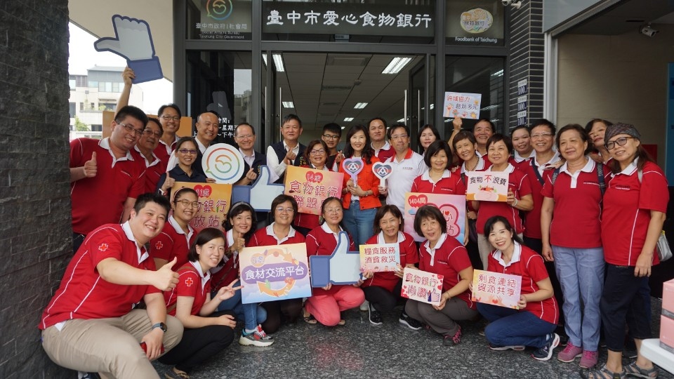 台中市第三間愛心食物銀行在大里區甲興社會福利綜合大樓盛大開幕_。(特派員林惠貞翻攝)