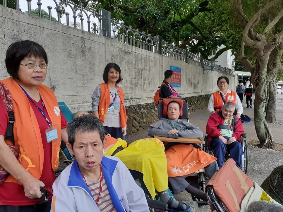 基隆榮欣志工陳碧花、吳玉梅、孫健珍協助院推輪椅上下車及餵食。(記者何能武翻攝)