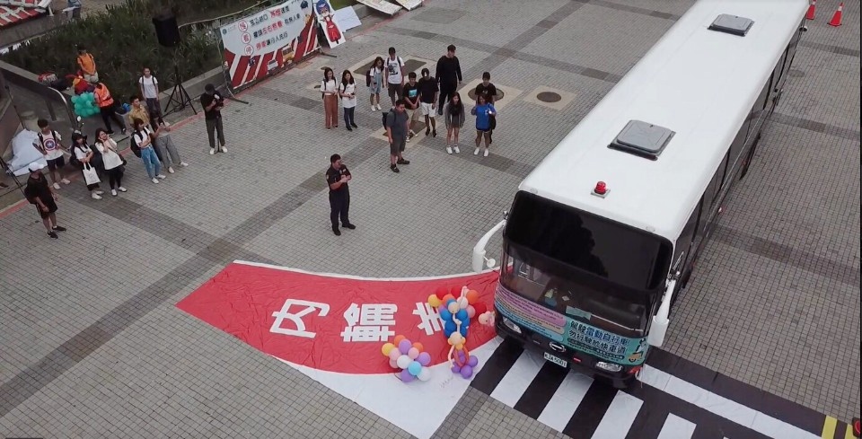 大型車死角區有多危險？ 中市大學生親身體驗。(特派員林惠貞翻攝)