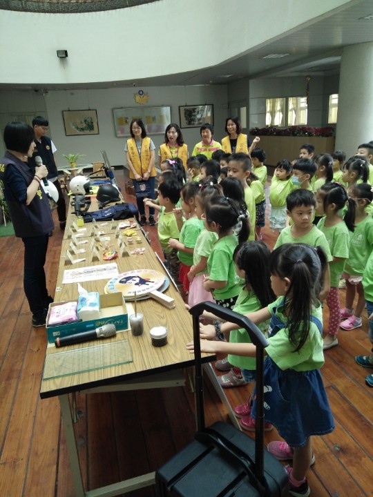 大埤鄉立幼兒園 參訪斗南警察分局。(記者蘇杉郎翻攝)