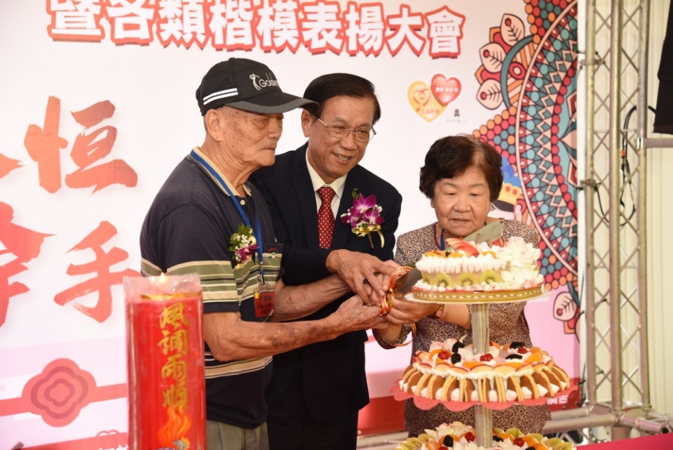 林明溱表揚金鑽石婚佳偶 50年以上全縣1366對。(記者陳金泉)