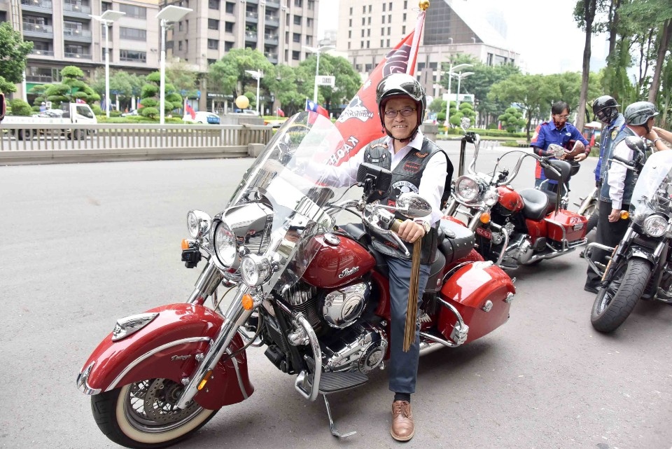 汽車哈雷加碼送 葉匡時：歡迎秋冬遊高雄。(記者劉明吉翻攝)