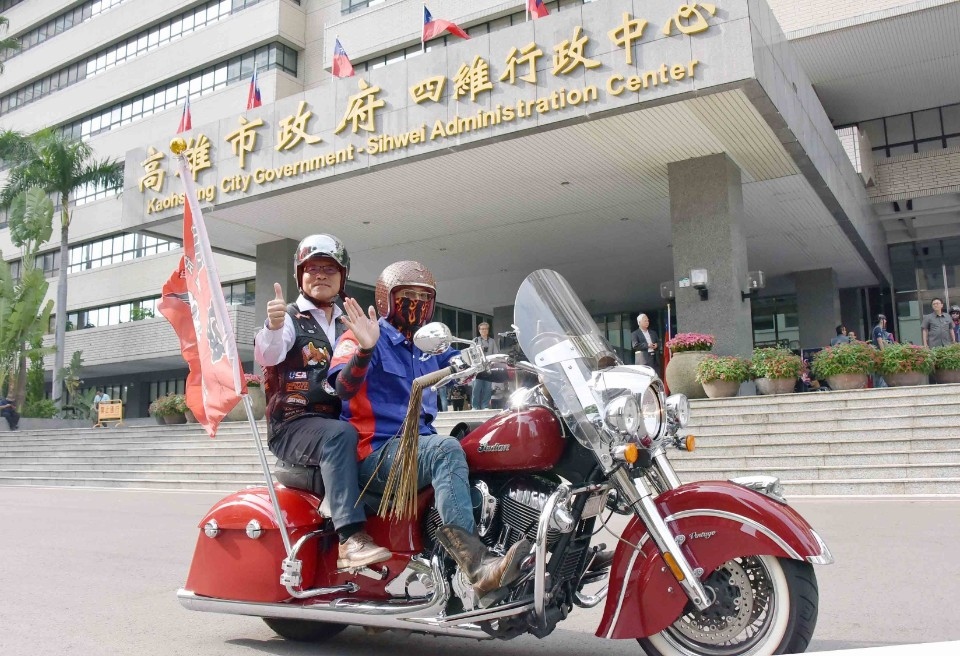 汽車哈雷加碼送 葉匡時：歡迎秋冬遊高雄。(記者劉明吉翻攝)