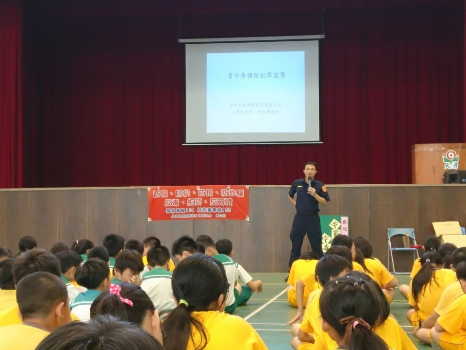 清水警前進國小校園宣導。(記者陳信宏翻攝)