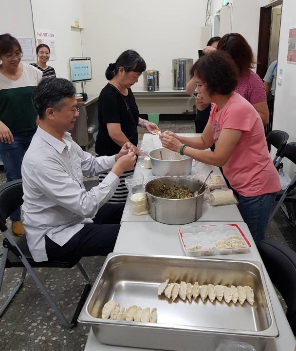 警三分局分局長親手包水餃 「昇龍餃子」同仁吃得健康又開心。(特派員林惠貞翻攝)