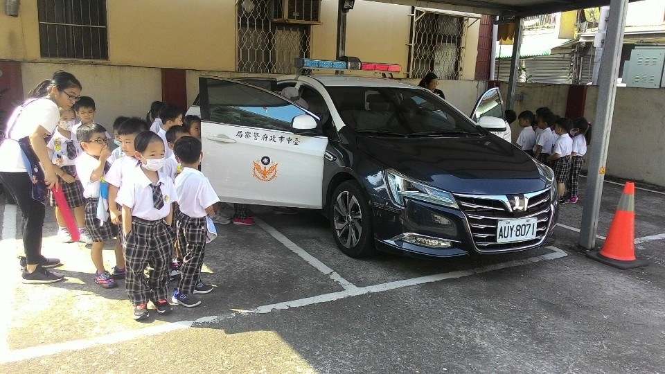 車籠埔幼兒園參訪派出所 小朋友直呼長大也要當警察。(記者劉明福翻攝)