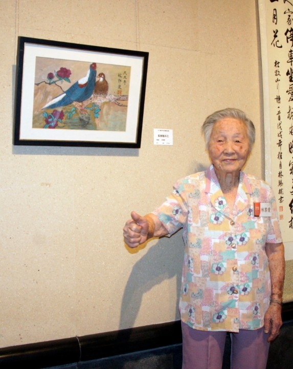 高齡95歲林郭愛阿嬤的水墨作品《藍腹鷴茶花》顯出活力充沛。(記者林俊維翻攝)