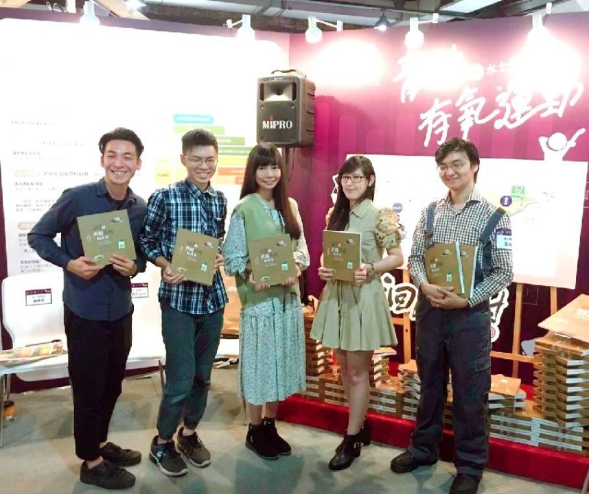 5位勇闖青村的青年好友們現身說法為新書作最好的宣傳。(記者張光雄翻攝)
