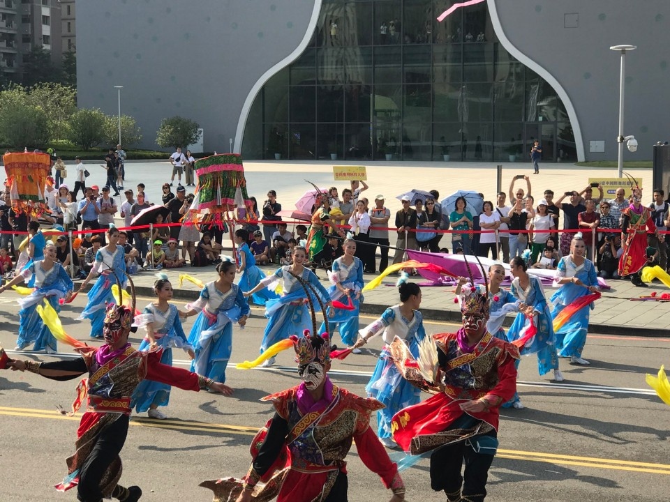 台中國際舞蹈嘉年華超精采 跨國、跨舞風團隊踩街同歡。(記者白信東翻攝)