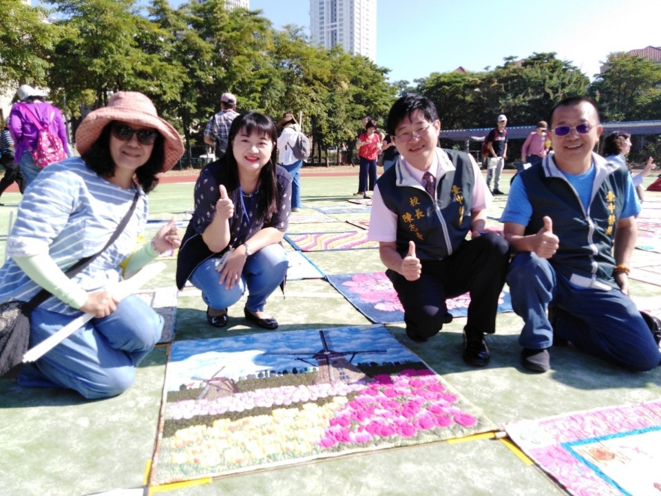 台灣拼布藝術節邀身障孩子參與 300幅作品拼出一幅「愛」。(特派員林惠貞翻攝)