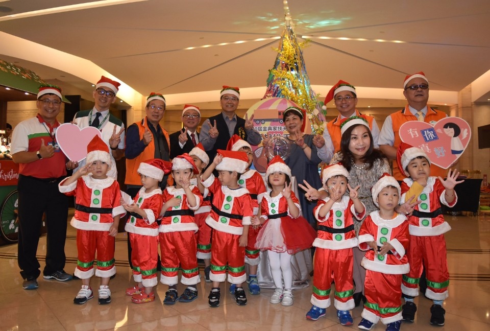 第20屆天使樹點燈 為弱勢兒童募集550份聖誕禮物。(記者劉明福翻攝)