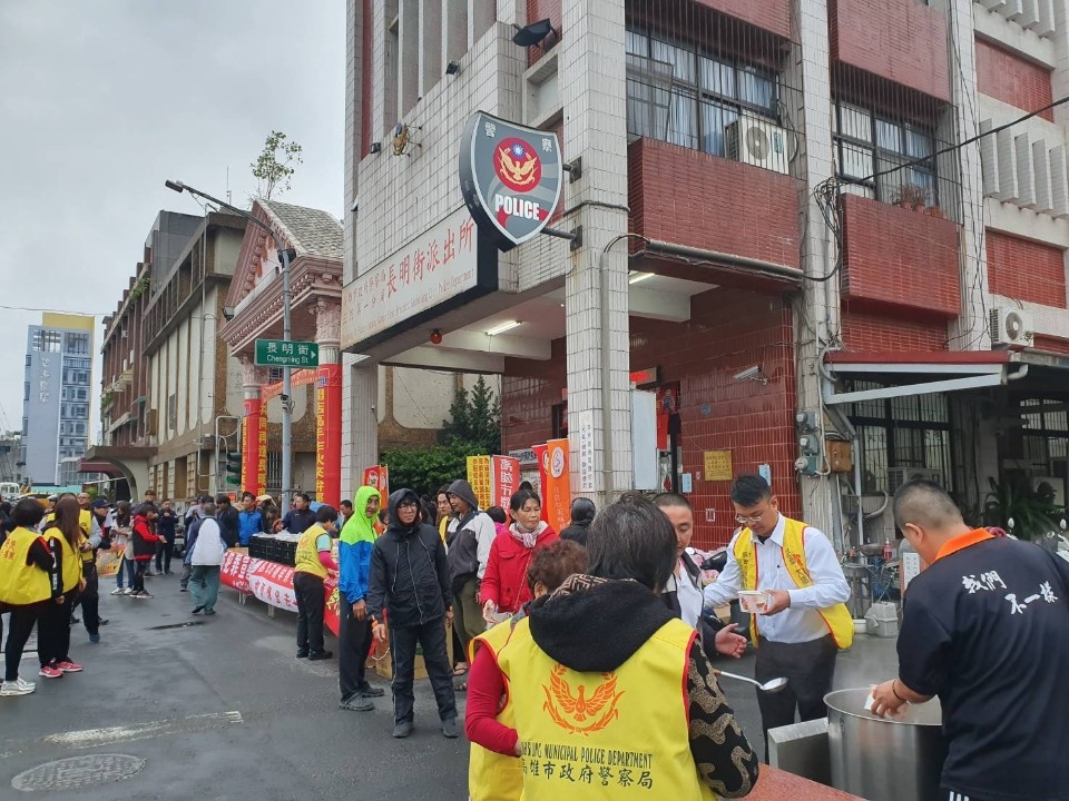 「分享是最美好的事」，警與民間慈善團體一同冬雨中送暖