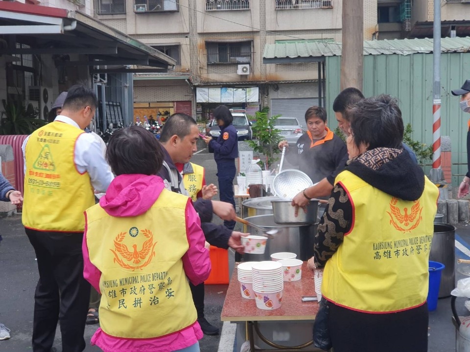 「分享是最美好的事」，警與民間慈善團體一同冬雨中送暖