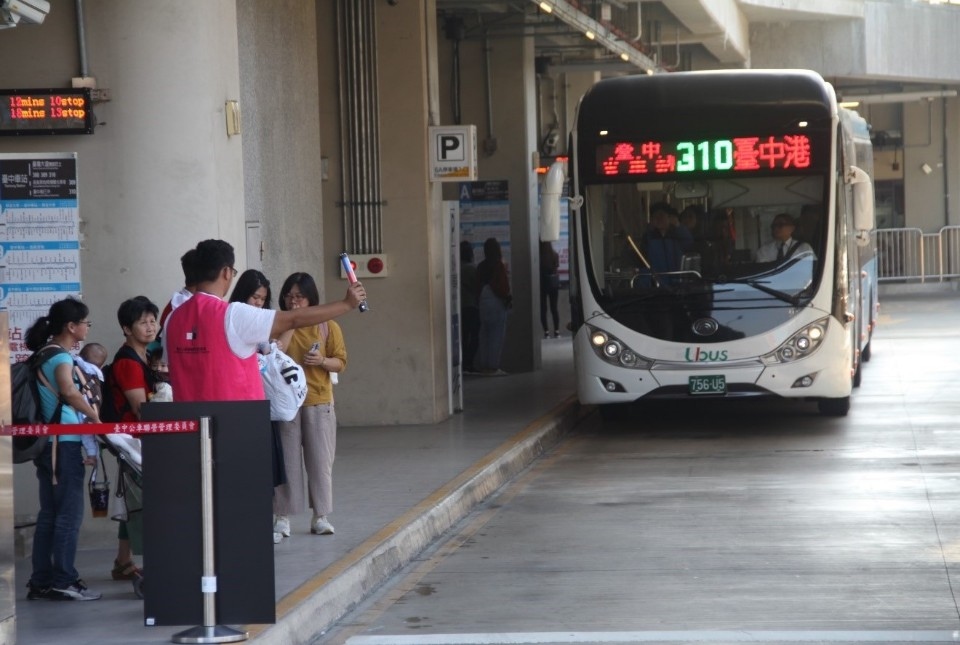 A月台有往台灣大道的300、309及310路公車路線停靠。(記者陳信宏翻攝)