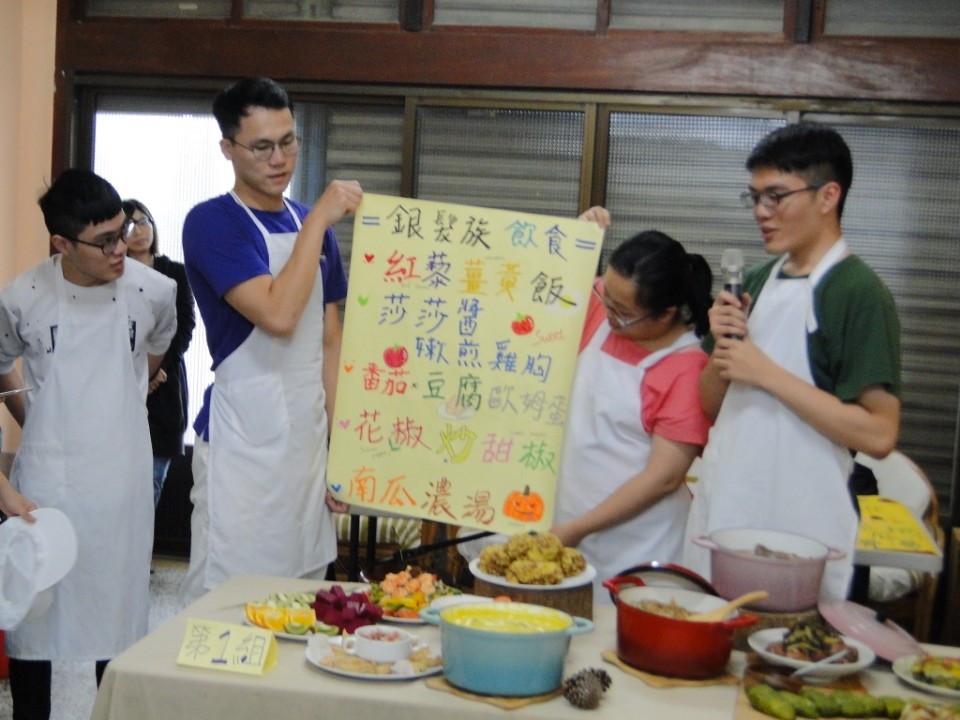 中國醫藥大學營養學系：學生說菜。(記者徐培譯翻攝)