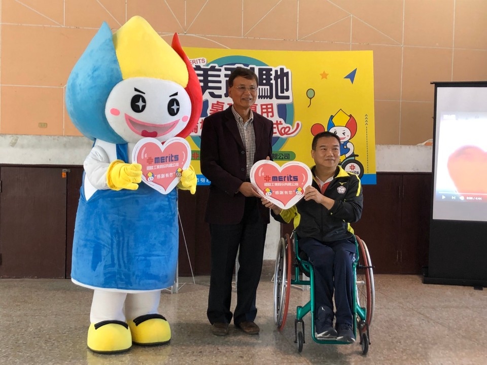 中市企業捐贈桌球專用輪椅 中市運動局感謝熱心公益。(記者劉明福翻攝)