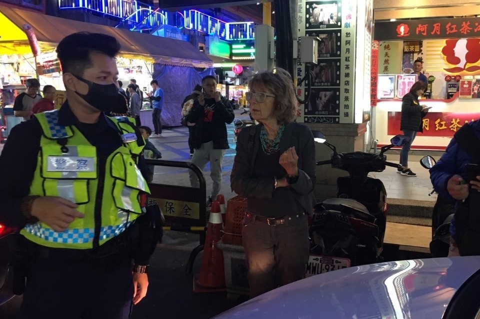 以色列籍女子來臺自駕迷途 員警充當人體導航指引。(記者劉秝娟翻攝)
