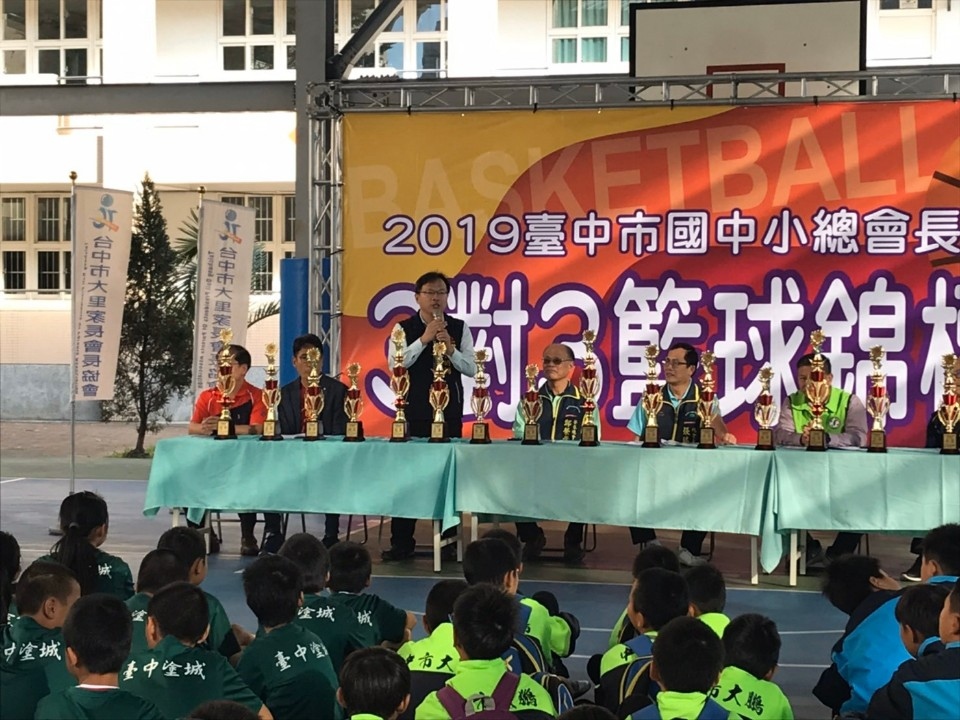 台中國中小400多人「鬥牛賽」 強化學生智力、體力、合作精神。(記者白信東翻攝)