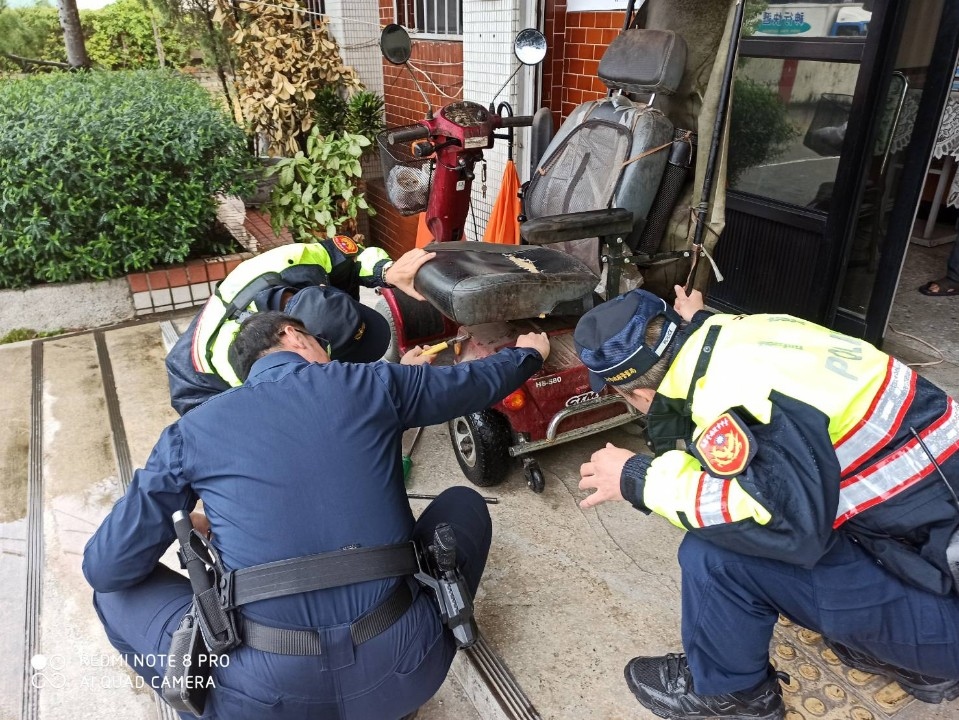 員警幫老翁找出充電線。(記者林志強翻攝)