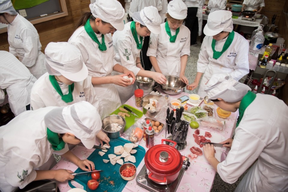 學生在農場現採新鮮食材做料理。(記者徐培譯翻攝)