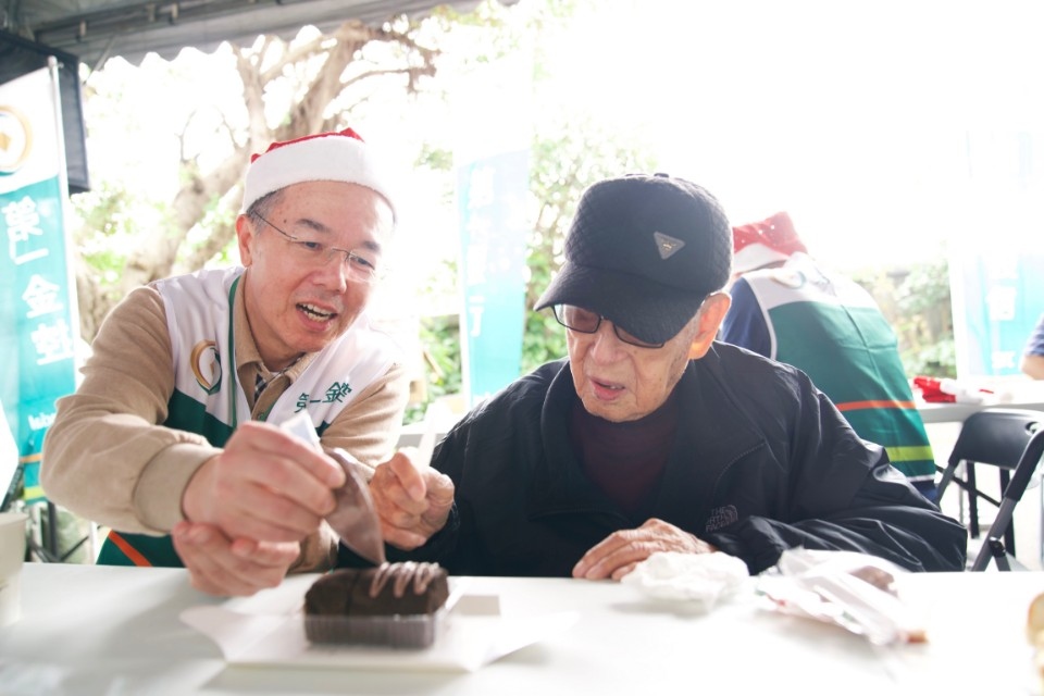 志工協助長輩完成美味可口的聖誕蛋糕！。(記者吳朝駿翻攝)