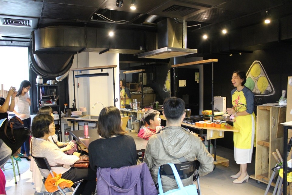 東協廣場3樓溝通互動平臺舉辦異國文化廚房活動。(記者陳信宏翻攝)