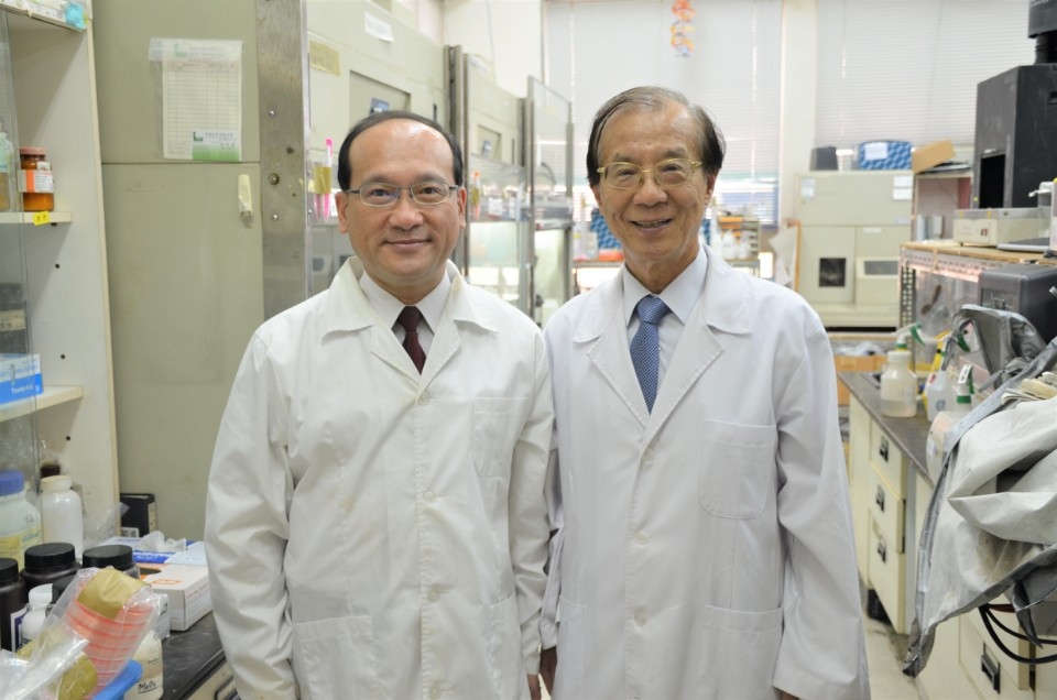 楊秋忠院士（右）與楊登嵙教授（左）合影於國立中興大學實驗室。