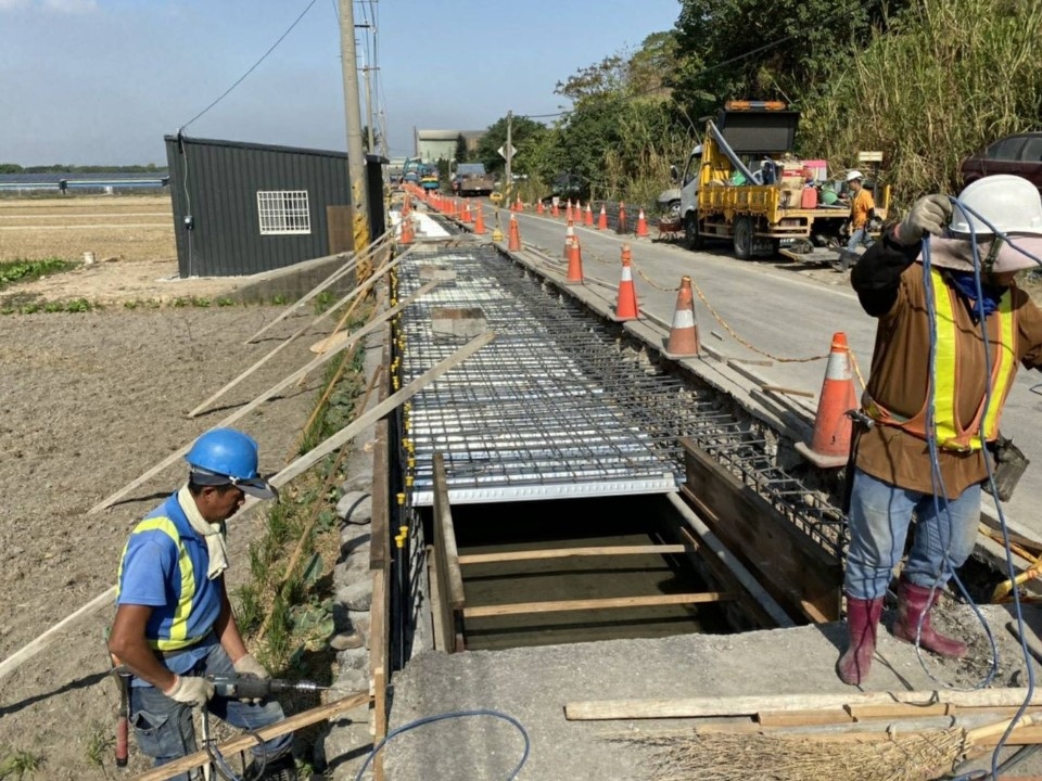 溪尾里慶光路狹窄難會車 中市府加蓋避車道改善。(記者張越安翻攝)