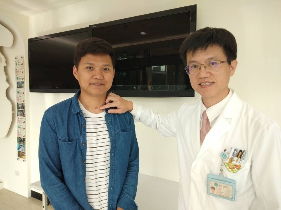 王俊隆醫師講解蔡先生氣切狀況。(記者林俊維翻攝)
