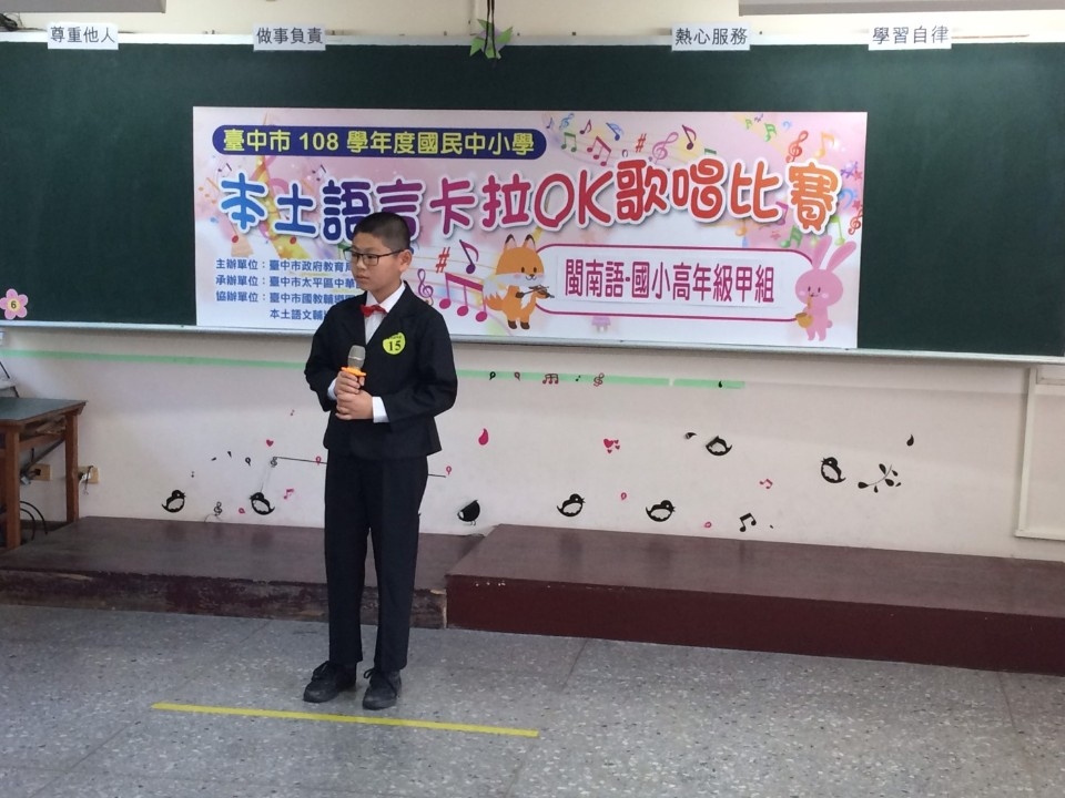 穿古裝唱客語歌 中市本土語言卡拉OK比賽熱鬧登場。(記者劉明福翻攝)