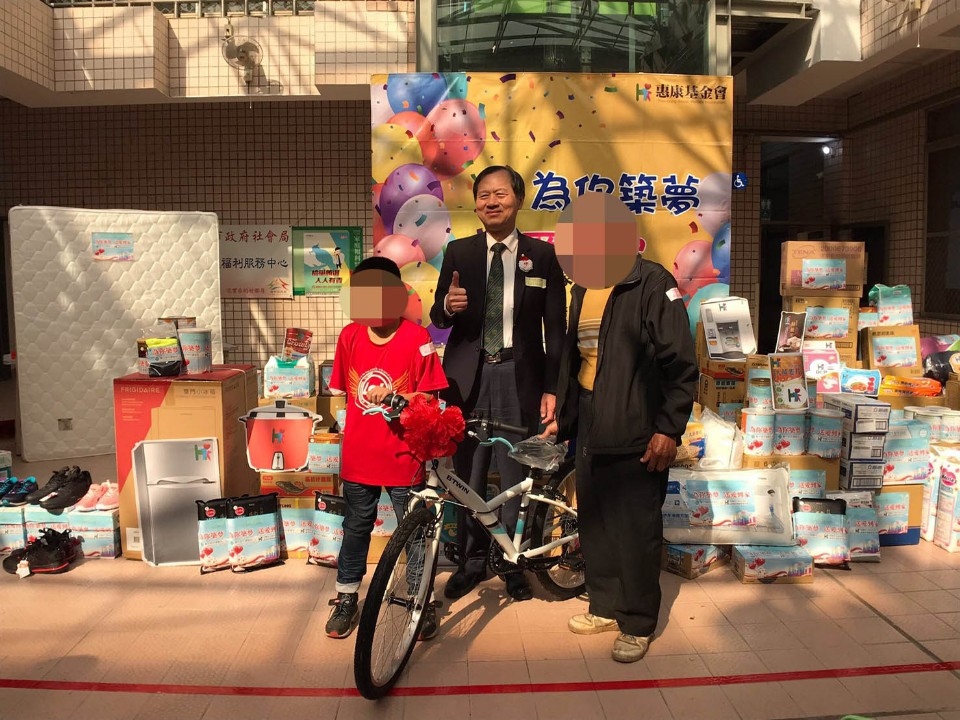 許惠恒院長代表致贈小翔新腳踏車。(記者張越安翻攝)