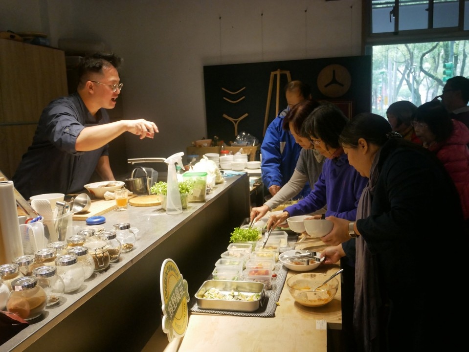 資策會、綠野農莊共同辦理「銀髮輕鬆煮，健康樂活吃」活動，邀請史達魯廚師(左1)與學員們熱情互動，共同追求創意樂活好滋味。(記者吳朝駿翻攝)