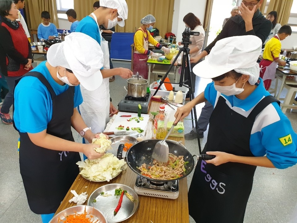 食農教育扎根 中市辦觀摩賽讓學童體驗料理。(記者張越安翻攝)