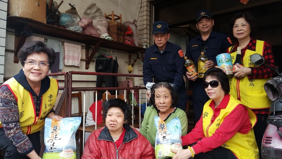 十九甲派出所警察志工春節溫暖鄰里居民。(特派員林惠貞翻攝)