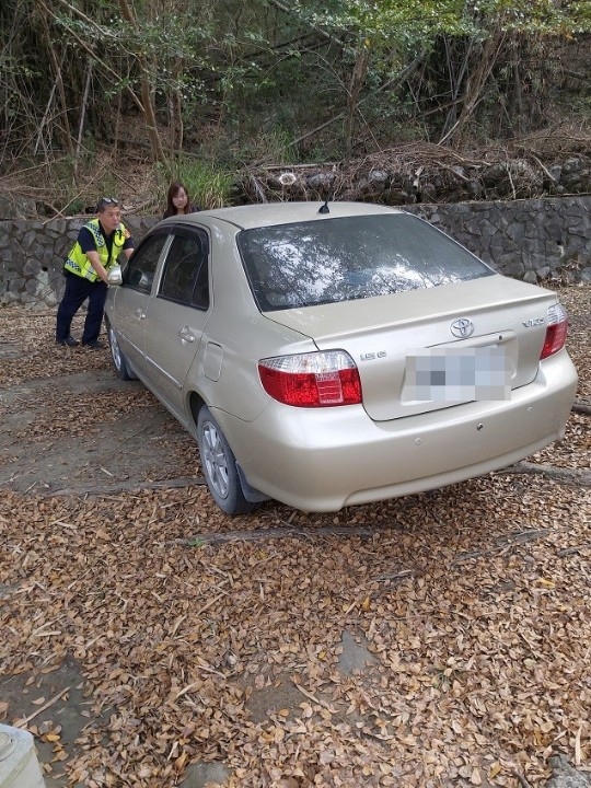 一時不察車燈未關陷窘境  田寮警英雄救美獲讚賞。(記者劉明吉翻攝)