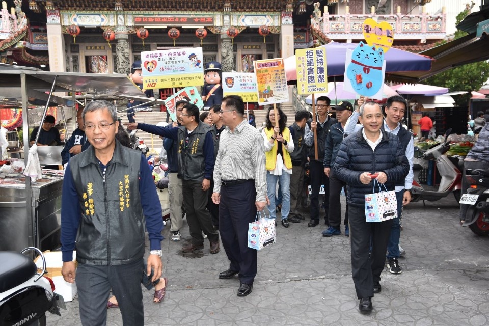 大里杙福興宮揮毫「寫春聯、贈年畫」。(特派員孫崇文翻攝)