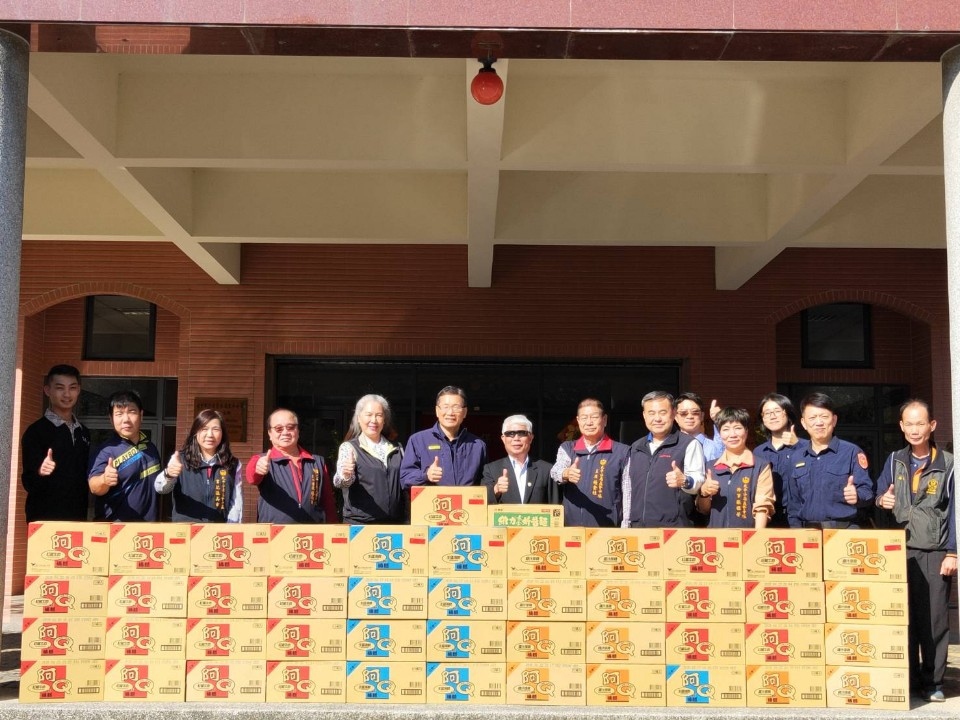 義警中隊長張慶陽、顧問團主席楊金柱捐贈百箱泡麵。(記者高秋敏翻攝)