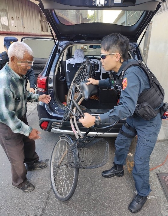 老翁迷航遇特警護送回家。(記者陳信宏翻攝)