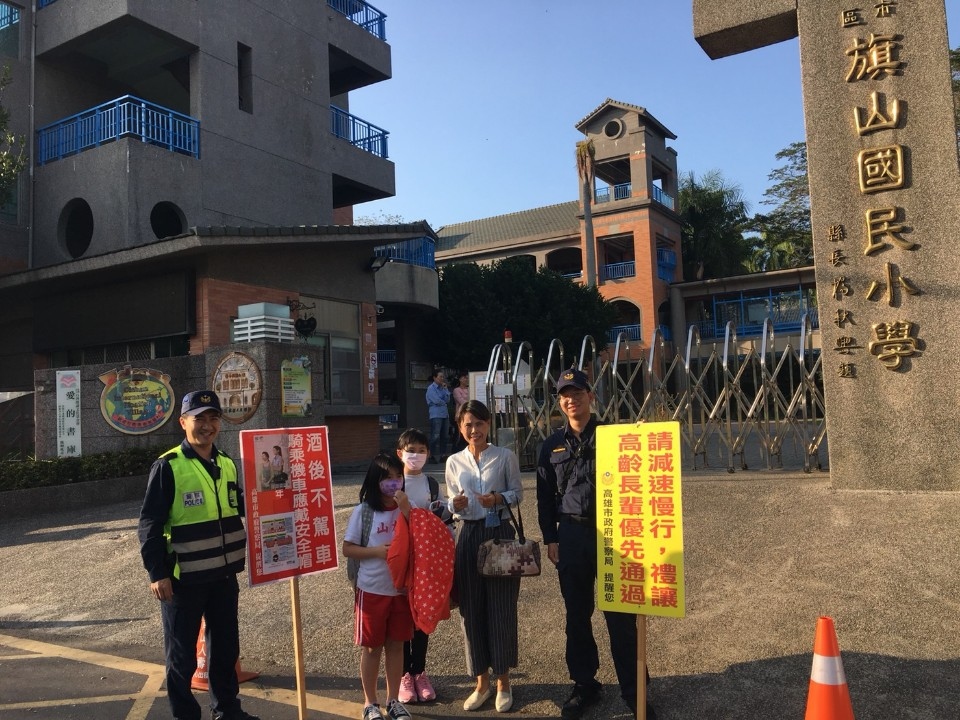 中小學開學首日建國警交通安全暨預防犯罪宣導。(記者劉明吉翻攝)