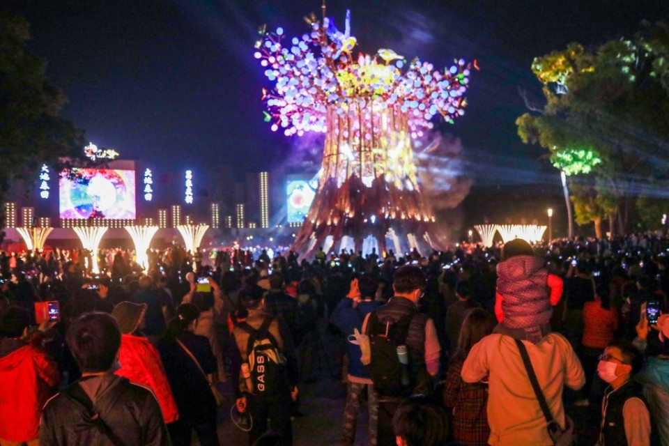 台灣燈會光之樹點亮夜空 民眾：史上最精彩。(特派員林惠貞翻攝)