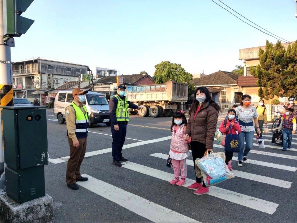 寒假後第一個開學日斗六警全力護童不懈怠！。(記者蘇杉郎翻攝)