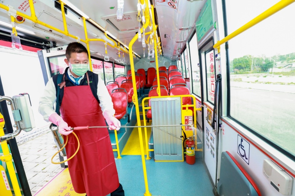 市府進行接駁車輛消毒。(特派員孫崇文翻攝)