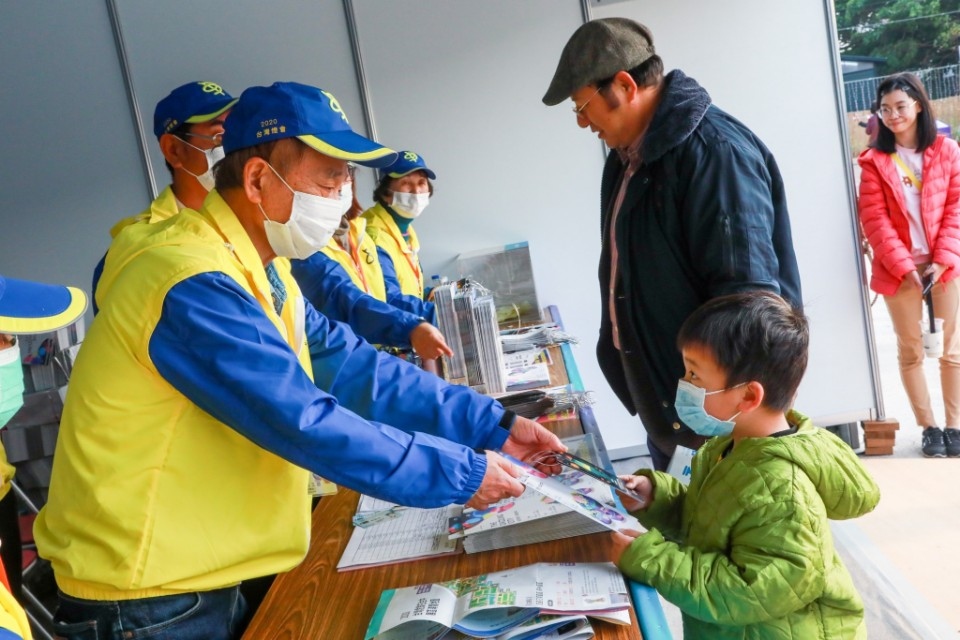 日本草間先生擔任台灣燈會志工。(特派員孫崇文翻攝)