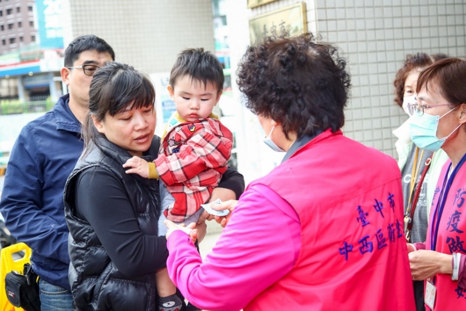 民眾排隊領號碼牌。(特派員林惠貞翻攝)