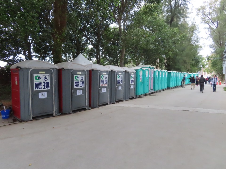燈會展區設置各類型流動廁所-供民眾使用。(記者高秋敏翻攝)