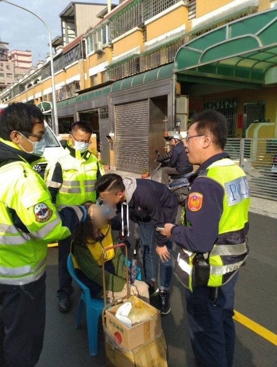 老嫗買菜體力不支路倒  春社警迅速聯繫助送醫。(記者陳信宏翻攝)